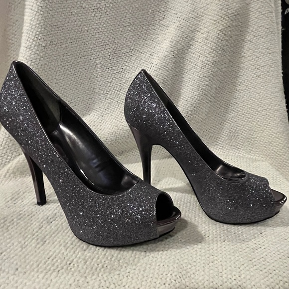 Women’s sparkly silver peep toe pump heels - Picture 2 of 10